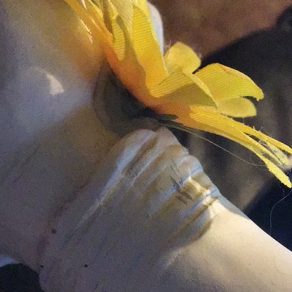 Ceramic Cow Skull with yellow daisies - Picture 7 of 8